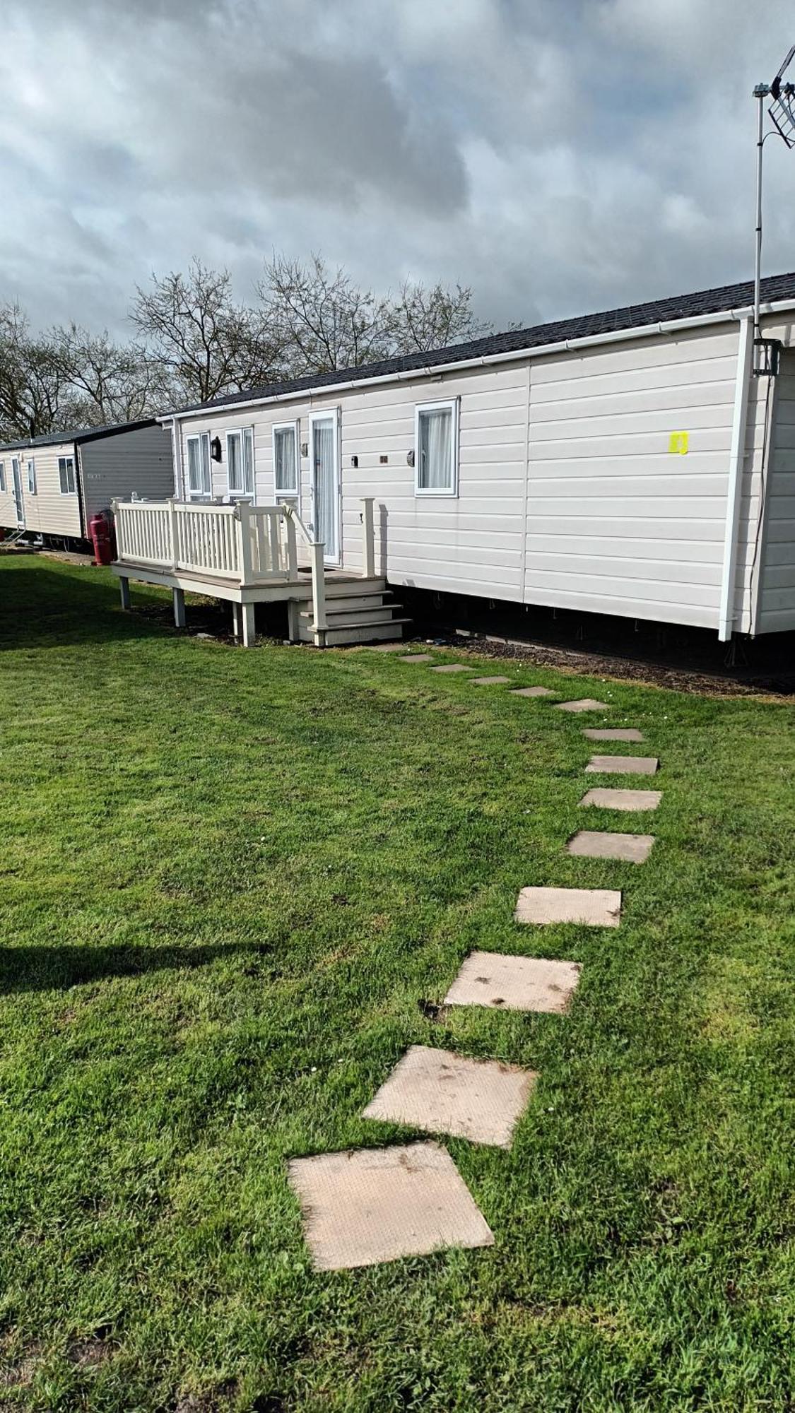 Apartment 3 Bedroom Caravan St Osyth With Free Wifi And Parking *